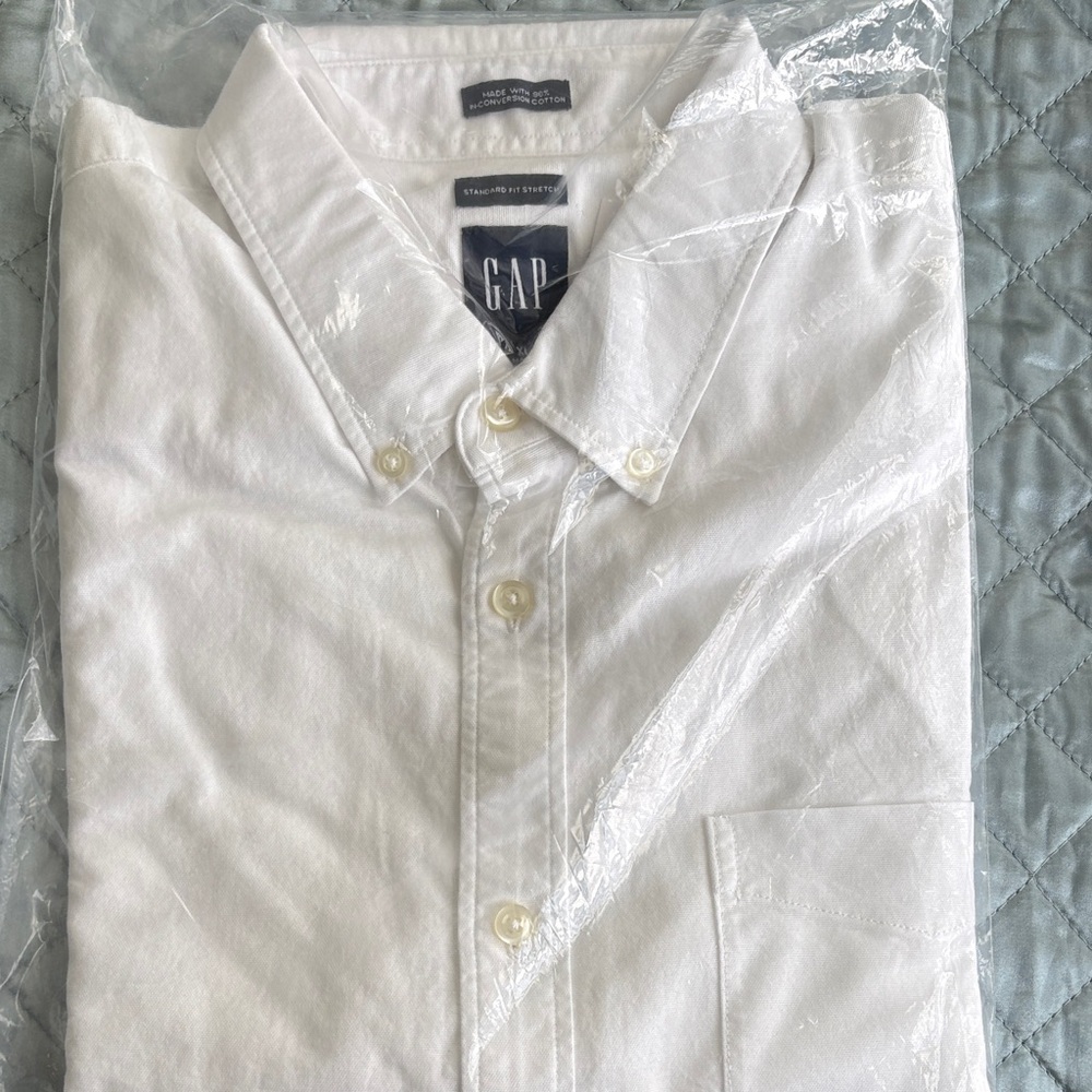 GAP Men's Classic White Button Down Shirt